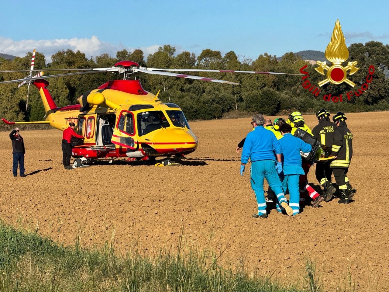 Roccastrada: auto esce di strada e si ribalta, anziano ferito