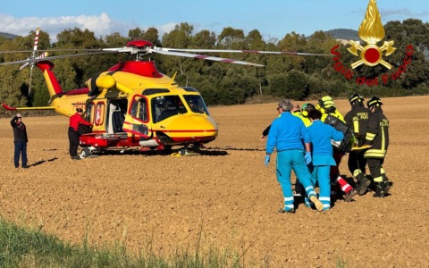 Roccastrada: auto esce di strada e si ribalta, anziano ferito