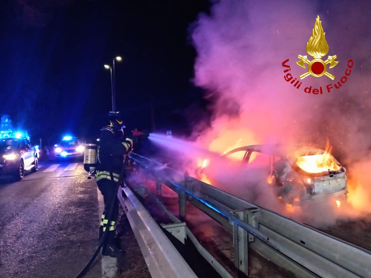Grosseto, auto contro cantiere: quattro giovani illese dopo l’incendio