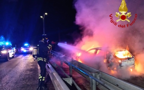 Grosseto, auto contro cantiere: quattro giovani illese dopo l’incendio