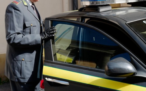 Grosseto, sequestro di articoli natalizi da parte della Gdf