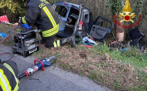 Auto esce di strada a Scansano, autista ricoverato