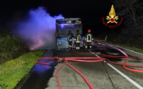 Fiamme su un autobus: conducente e passeggero in salvo
