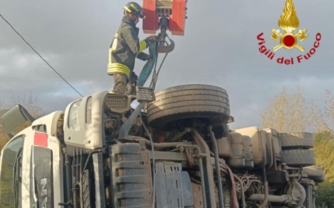 Gavorrano (Grosseto), un autoarticolato si ribalta con un carico di 280 quintali di legno