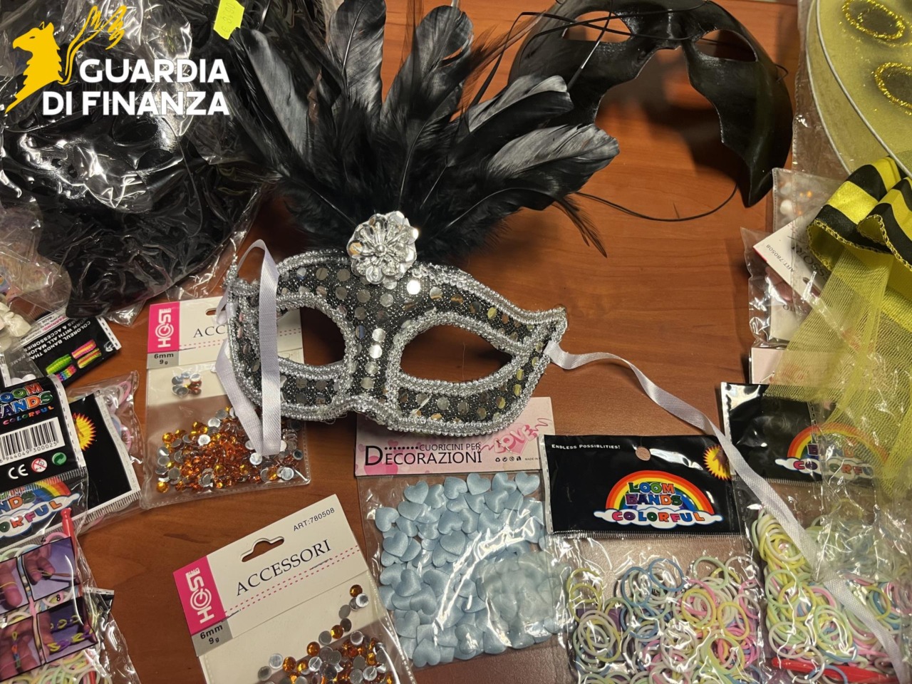 Sequestrati prodotti non sicuri per Carnevale in un negozio di Scarlino