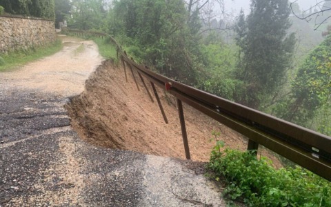 Cinigiano (Grosseto): frana sulla Strada del Mulinello, traffico interrotto