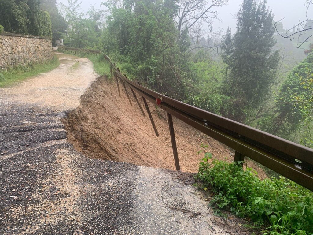 Cinigiano (Grosseto): frana sulla Strada del Mulinello, traffico interrotto