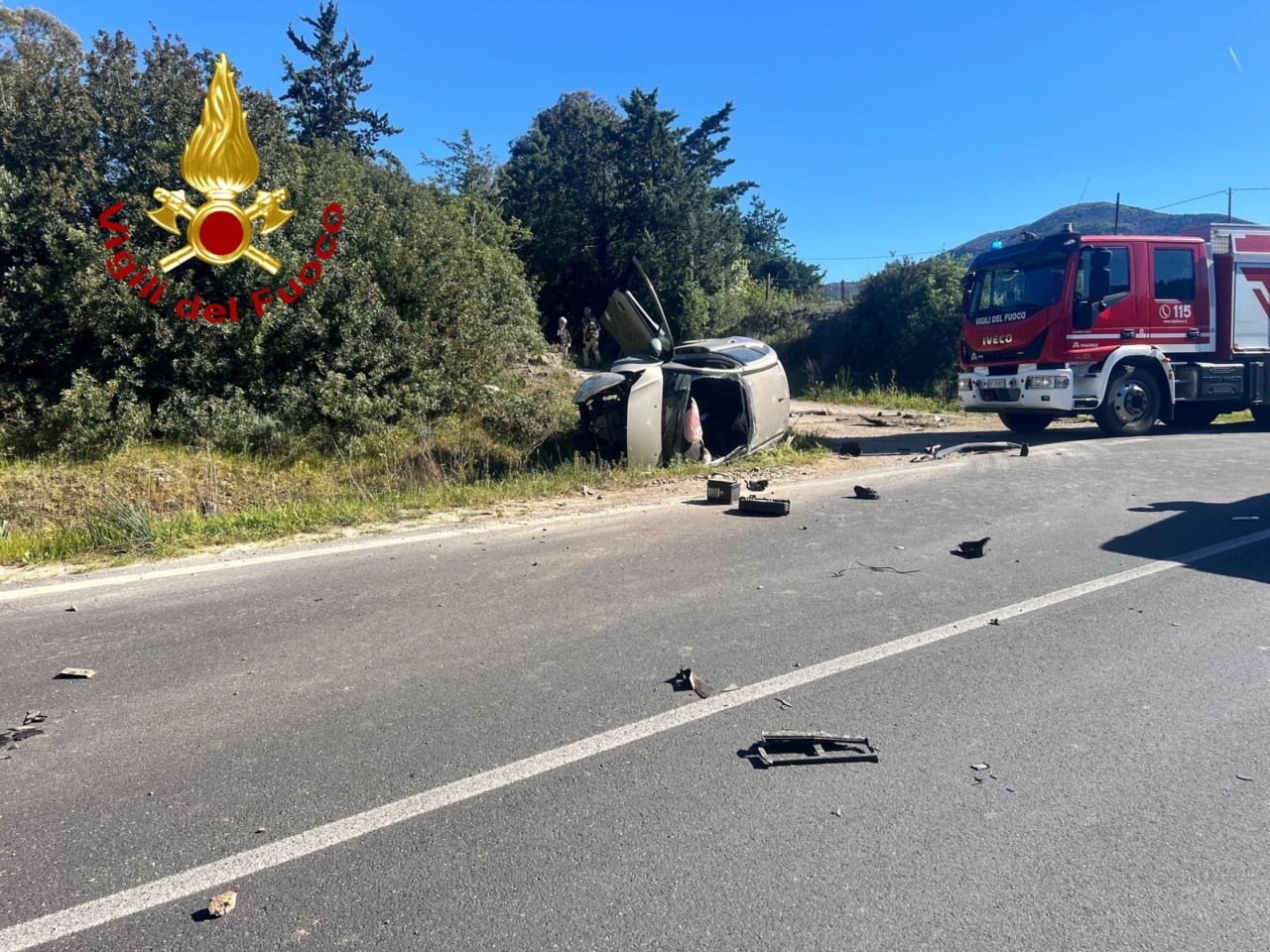 Auto si ribalta sulla strada del Puntone