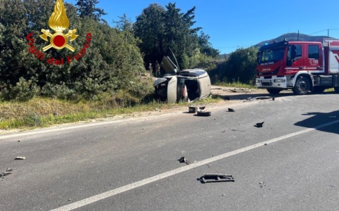 Auto si ribalta sulla strada del Puntone
